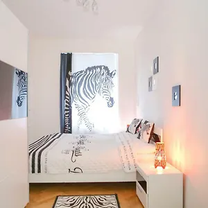 Stylish A Few Steps From Metro Apartament Praga