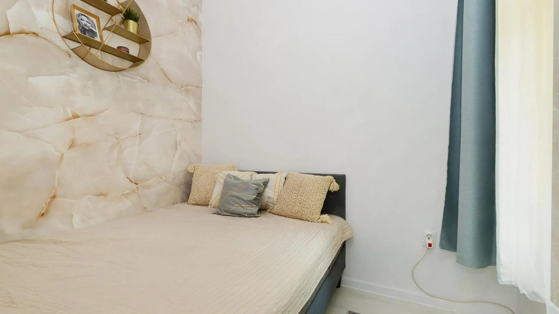 White & Gold Apartment Budapesta