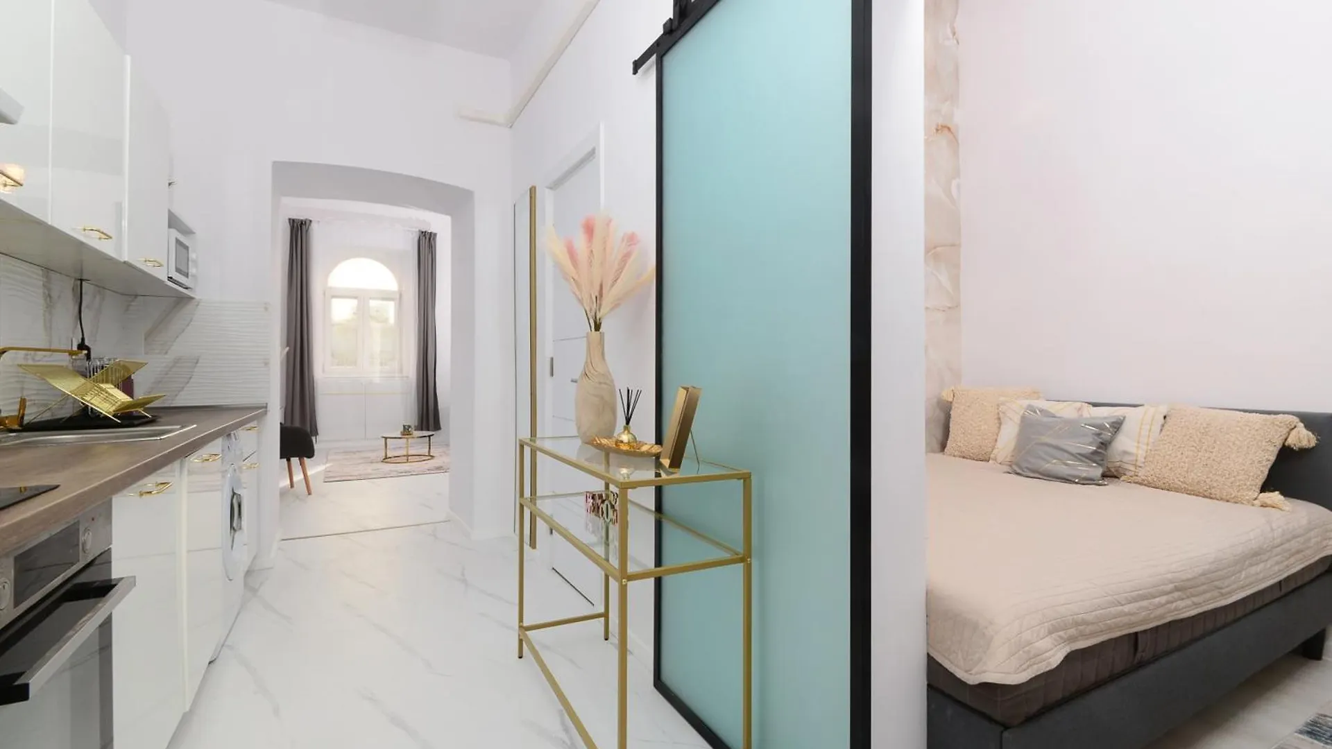White & Gold Apartment Budapesta