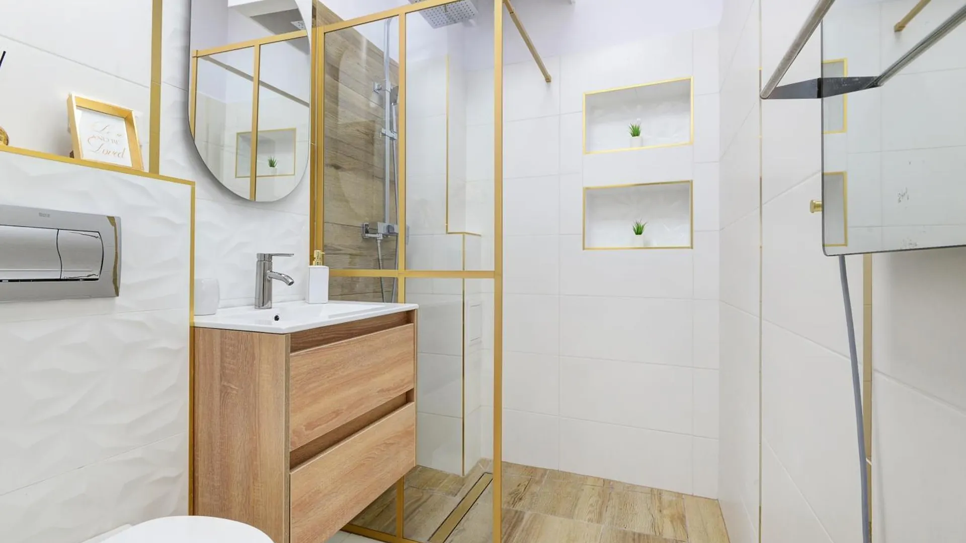 White & Gold Apartment Budapesta
