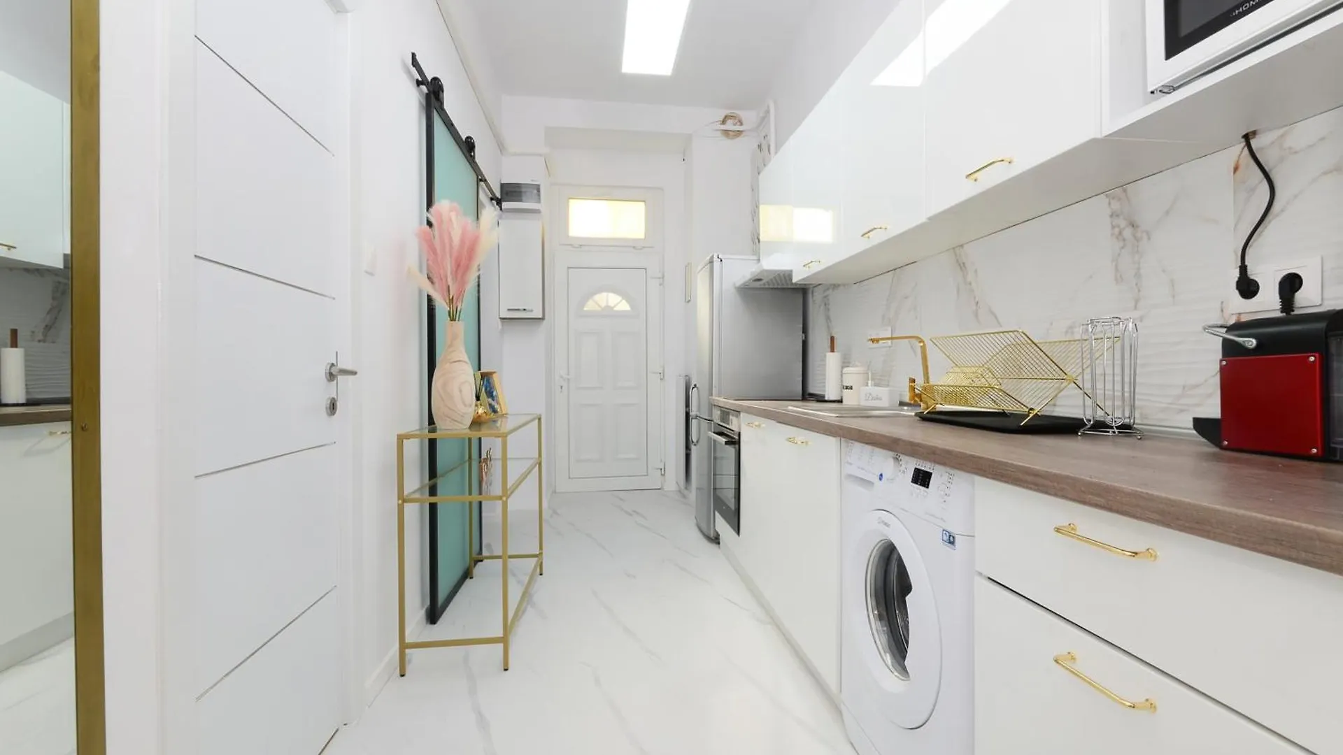 White & Gold Apartment Budapesta 0*,