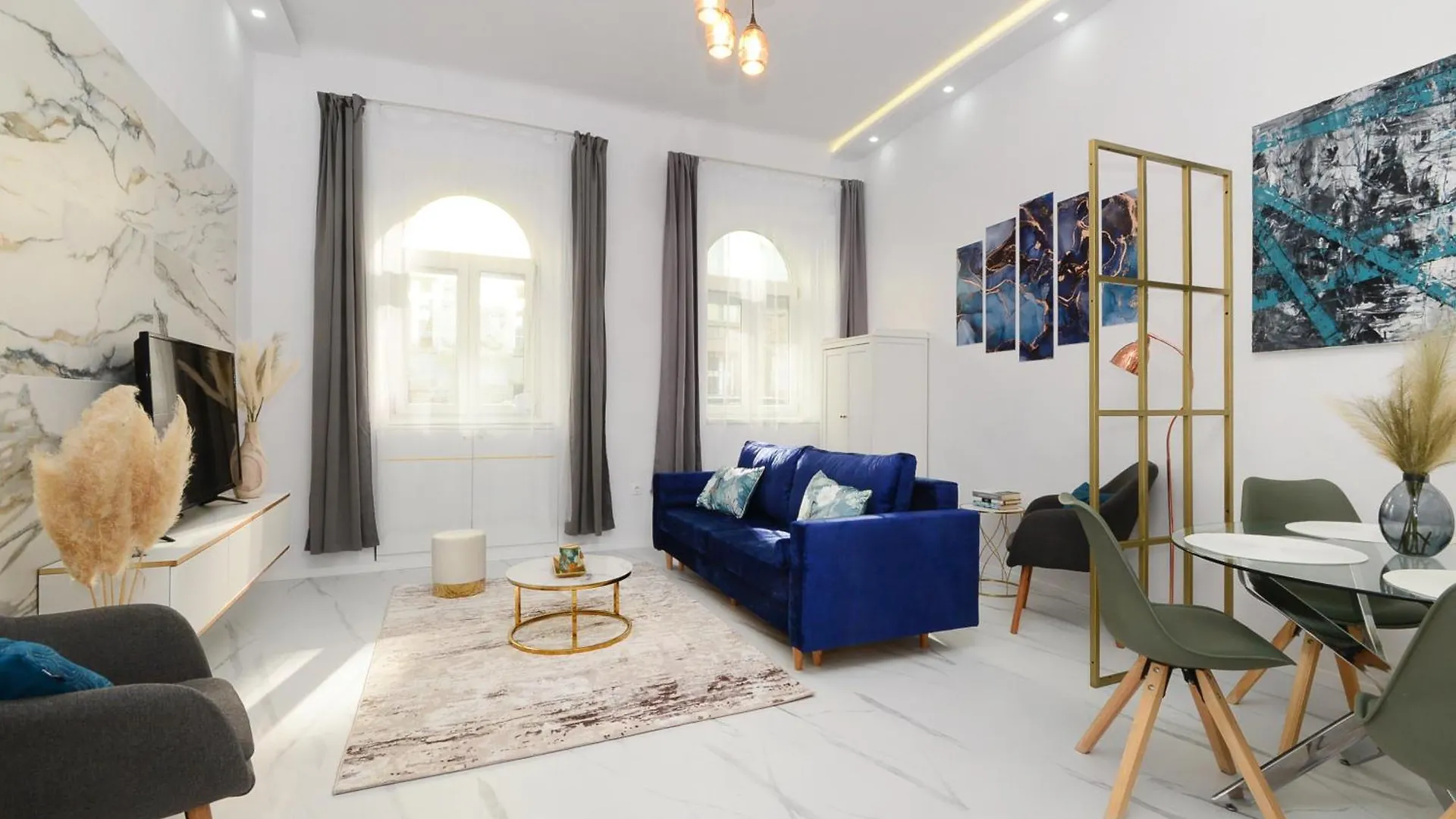 White & Gold Apartment Budapesta