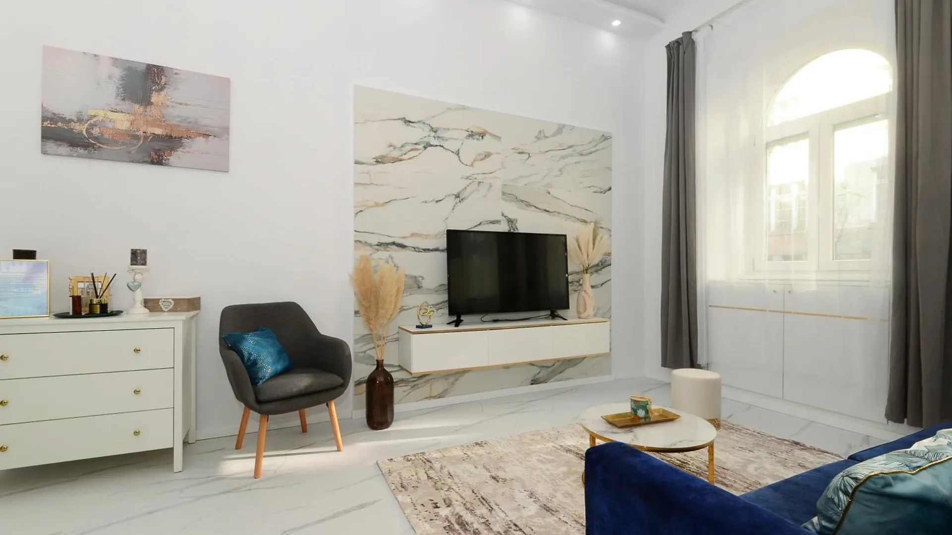 White & Gold Apartment Budapesta