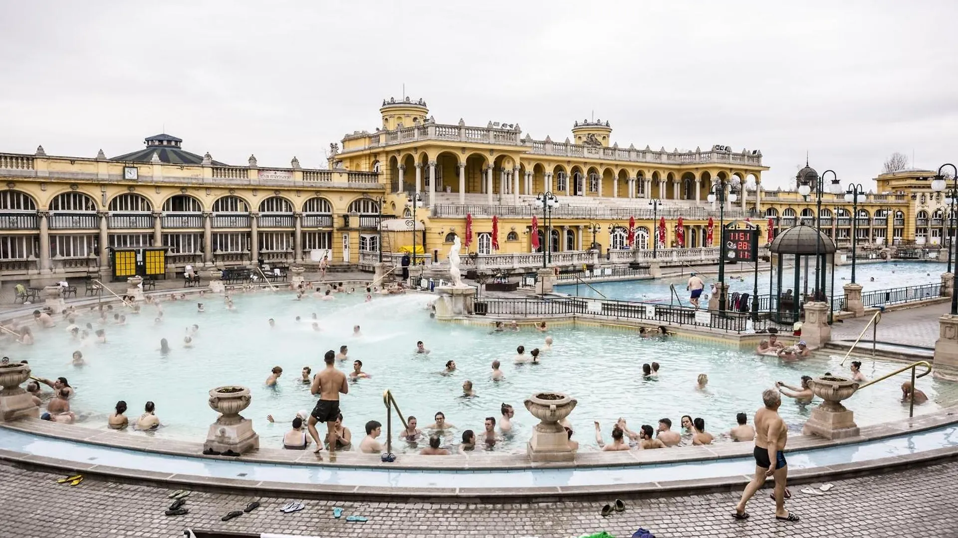 White & Gold Apartment Budapesta