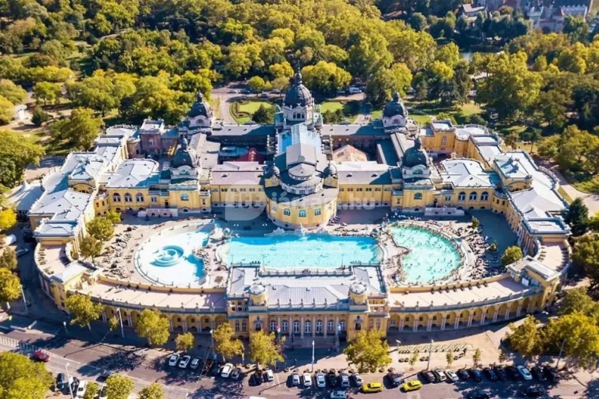 White & Gold Apartment Budapesta
